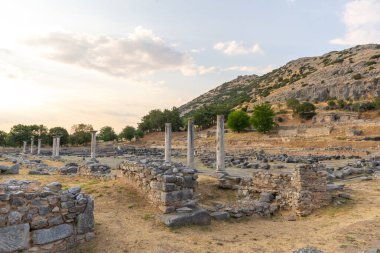 Philippi 'deki antik forumun ayakta duran sütunları ve taş duvarları akropolis tepesi manzaralı bir zemin gibi