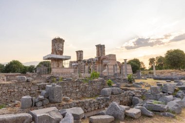 Erken dönem Hıristiyan Bazilikası B Filippi 'de kalır, tuğla kuleler, kemerler ve bir akşam gökyüzünün altında ayakta duran sütunlar