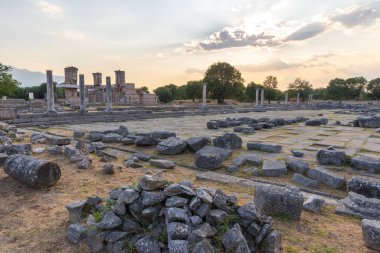 Philippi 'deki harabeleri ve harabeleri geniş açıdan görebiliyoruz. Etrafa dağılmış taş bloklar ve sütun üsleri var.