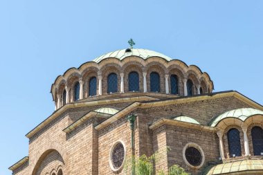 Sofya 'daki St. Nedelya Kilisesi' nin kubbenin yakın görüntüsü ve kemerli pencereleri, ayrıntılı taş işçiliği ve yeşil bakır çatı