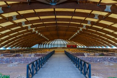 Sırbistan 'ın Nis kenti yakınlarındaki Mediana arkeolojik sahasında, korunmuş Roma villası kalıntıları büyük bir ahşap çatı altında