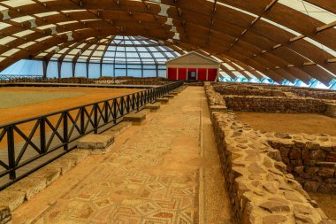 Mediana 'daki Roma villasının iç manzarası korunmuş mozaik zeminler ve koruyucu çatı altında arkeolojik kalıntılar.