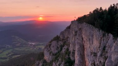Güneş ufkun altına batarken, sıcak ışık Romanijas uçurumlarını sessiz, altın bir veda ile kaplıyor.