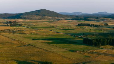 Dağlık zemin ve tarımsal alanlar ile Glasinac platosuna geniş bir bakış açısı