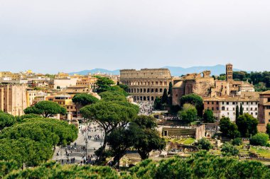 Roma, İtalya Panoraması, Kolezyum, Roma Forumu ve Via dei Fori Imperiali 'yi gösteriyor. Ağaçlar ve tarihi binalarla kaplı.