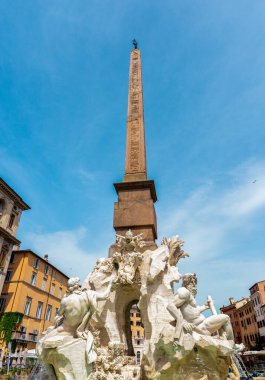 Muazzam Fontana dei Quattro Fiumi dikilitaşlı Piazza Navona, Roma, İtalya, açık mavi gökyüzü altında