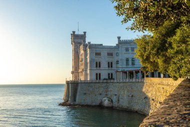 Trieste 'deki Miramare Şatosu Adriyatik Denizi üzerindeki kayalık kayalıklarda duruyor.