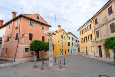 Koper 'in eski kasabasında panjurları ve küçük meydanı olan geleneksel renkli evler