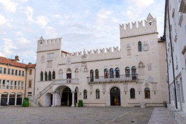 Slovenya 'nın Koper kentindeki Praetorian Sarayı' nın ana meydanında Gotik Venedik mimarisi bulunuyor.