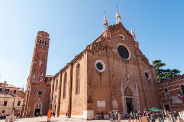 Venedik İtalya Bazilikası di Santa Maria Gloriosa dei Frari, Gül pencereli gotik tuğla kilise ve heykeller