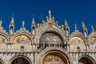 İtalya Venedik 'teki Aziz Marks Bazilikası cephesinde altın mozaikler ve açık gökyüzü altında gotik ayrıntılar
