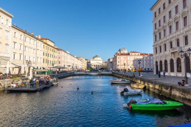 Trieste İtalya Kanal Grande manzarası. Tekneler, tarihi binalar ve Aziz Antonio Taumaturgo kilisesi.
