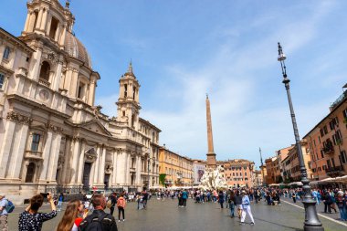 Roma, İtalya 20 Nisan 2025 Piazza Navona ve SantAgnese Agone kilisesinde, Fontana dei Quattro Fiumi ve dikilitaş kalabalıklarla çevrili..