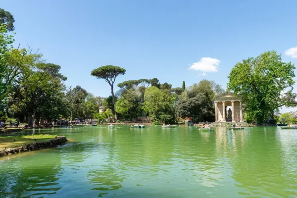 Roma, İtalya 22 Nisan 2025 Aesculapius Tapınağı 'nın Villa Borghese bahçelerindeki göl manzarası..