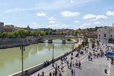Roma, İtalya 23 Nisan 2025 Ponte SantAngelo ve Tiber Nehri 'nin tarihi köprüsü boyunca turistlerle birlikte havadan görünüşü.