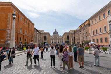 Roma, İtalya 23 Nisan 2025 Via della Conciliazione 'de toplanan kalabalık merhum Papa' nın anısına düzenlenen törende St. Peters Bazilikası 'na gidiyor..