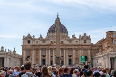 Roma, Vatikan 23 Nisan 2025 St. Peters Bazilikası ve Papa 'nın ölümünden sonra anma törenine katılan hacılarla dolu meydan..