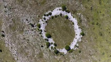 Glasinac 'taki tarih öncesi İlirya kalesinin insansız hava aracı atışı dairesel taş takviyesi gösteriyor.
