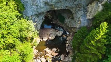 Miljacka nehri altından akan doğal taş köprü kemerinin insansız hava aracı görüntüsü
