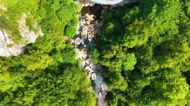 Miljacka Nehri 'nin havadan görünüşü sık orman ve kayalık vadi arasında gizlidir.