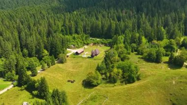 Luke Köyü, Trebevic Dağı 'ndaki ormanla çevrili ahşap Ortodoks kilisesinin insansız hava aracı görüntüsü.
