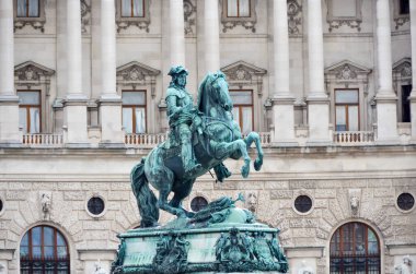 Savoy Prensi Eugene 'in Bronz atlı heykeli Hofburg Sarayı cephesinin önünde, Viyana, Avusturya.