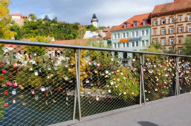 Graz, Avusturya 8 Ekim 2017: Aşk kilitleri arkada Uhrturm kulesi ile köprü korkuluklarına bağlandı