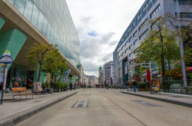 Viyana, Avusturya 7 Ekim 2017: Orta Viyana 'da modern binalar, dükkanlar ve yayalarla sokak manzarası.