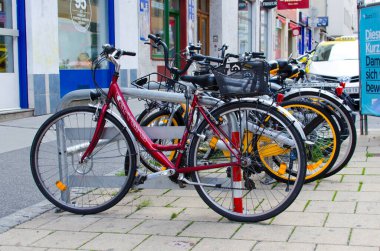 Viyana, Avusturya 7 Ekim 2017: Viyana, Avusturya 'da bir caddeye park edilmiş bisikletlerle, dükkanlar ve yayalar arasında.