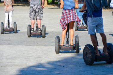 Budapeşte, Macaristan Temmuz 2017 Bir grup turist Budapeşte sokaklarında rehberli şehir turu sırasında yollara ayrılıyor.