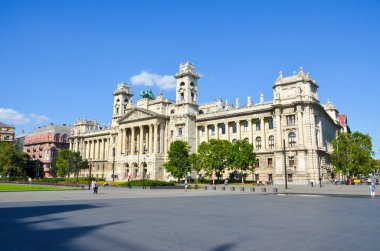 Budapeşte, Macaristan Temmuz 2017 Macaristan 'ın Budapeşte kentindeki Kossuth Lajos Meydanı' ndaki tarihi bir binanın tarihi mimarisi.