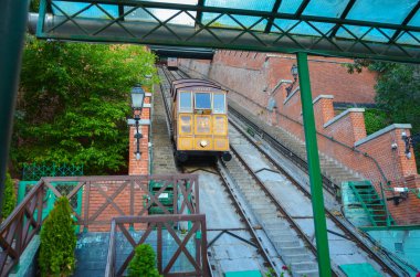 Budapeşte, Macaristan 10 Temmuz 2017 tarihi ahşap Budapeşte Kale Tepesi Funicular demiryolu vagonu Buda Kalesi 'ne giden dik raylar üzerinde.