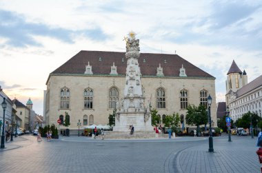Budapeşte, Macaristan 10 Temmuz 2017 Trinity Meydanı 'ndaki anıtsal Kutsal Üçlü Sütun tarihi mimariyle çevrili..