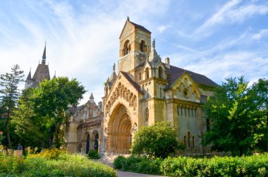 Budapeşte, Macaristan Temmuz 2017 Orta Çağ tarzı giriş kulesi Budapeşte, Macaristan 'daki Vajdahunyad Kalesi' nde sarmaşıklı.