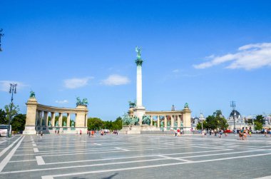 Budapeşte, Macaristan 11 Temmuz 2017 Milenyum Anıtı ve liderlerin heykelleriyle Kahramanlar Meydanı 'nın panoramik manzarası.