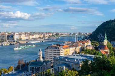 Budapeşte, Macaristan 26 Eylül 2019 Tuna Nehri 'ni geçen Elizabeth Köprüsü manzaralı nehir tekneleri, tarihi binalar ve kentsel ufuk çizgisi.