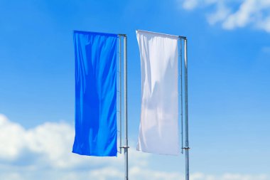 Açık gökyüzü, açık hava reklamı veya olay dekorasyonuna karşı direkler üzerinde mavi ve beyaz renkte bir çift dikey bayrak sallanıyor.