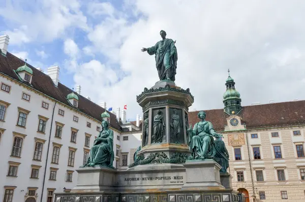 İmparator I. Francis 'in bronz heykeli Hofburg avlusunda, Viyana, Avusturya, bulutlu gökyüzünün altında alegorik kadın heykelleriyle çevrili..
