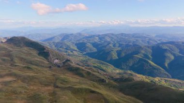 Yazın Bosna Olimpiyat Dağı 'nda 4K dağ tepeleri, vadiler ve dağlardan oluşan hava manzarası çekildi.