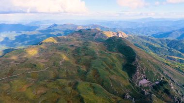 4K alp sırtları ve açık dağlık arazi görüntüleri yaz boyunca çekildi..