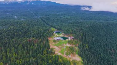 4K yukarıdan Ravna Planina 'da çevresindeki ormanlarla ve dağ zeminiyle suni gölleri gösteriyor.