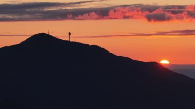 Gün batımında Trebevic Dağı 'nın insansız hava aracı görüntüsü, siluette ikonik tepe ve kule.