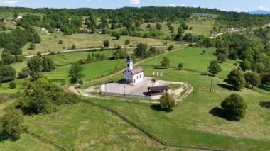 Obrtici 'deki küçük beyaz Ortodoks kilisesini ön plana çıkaran İHA görüntüleri, cemaat ve inancın sembolü..
