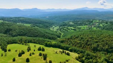 İHA görüntüleri, dağlık yaylalar boyunca uzanan orman ve tarım arazilerini gösteriyor..