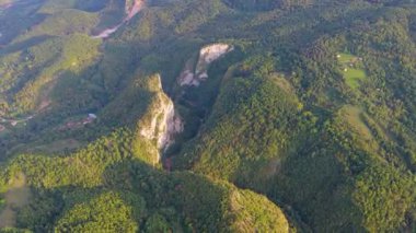 Eşsiz kireçtaşı oluşumları ve jeoloji ve eko-turizmle popüler olan Praca Kanyonu 'nun vahşi manzarasının havadan görünüşü.