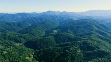 İnsansız hava aracı görüntüleri Bosna 'nın orta kesimindeki yeşil tepeleri ve vadileri aşarak, uçsuz bucaksız tepeleri, otlakları ve manzaralı dağ arazilerini yakalıyor..