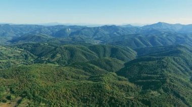 Hava görüntüsü, uçağın Bosna 'nın uçsuz bucaksız tepeleri, verimli çayırları ve ormanlarla kaplı uzak dağ sırtlarının üzerinde uçtuğunu gösteriyor..
