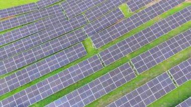 Hava aracı sıra dizilmiş fotovoltaik güneş panelleri üzerinde döner, yenilenebilir enerji, sürdürülebilirlik ve temiz teknolojiyi gösterir.