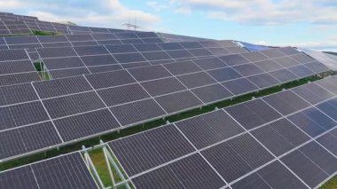 Drone yakın çekim hareketleri fotovoltaik panellerin hemen üstünde, güneş teknolojisi detaylarını vurguluyor, yenilenebilir elektrik üretimi ve temiz altyapı.