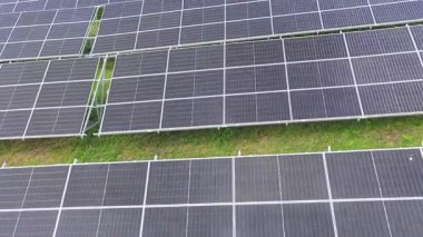 Hava aracı güneş çiftliği boyunca ilerleyerek hizalanmış fotovoltaik panelleri yakalıyor ve güneş ışığından sürdürülebilir temiz elektrik üretiyor..